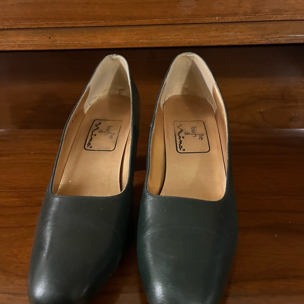 Hunter green leather heeled pump - by the touch Nina.  Made in Spain.  Size 8.